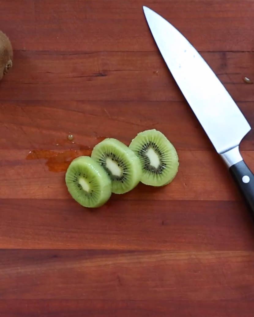 Video: How to Peel Kiwi with a Spoon
