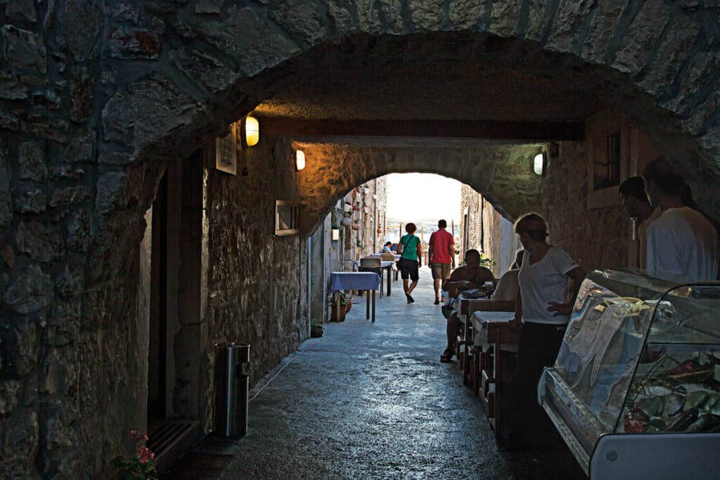 httpswww.saveur.comsitessaveur.comfilesimport20142014-03scenes-from-the-dalamatian-coast-town-center-1200&#215;800-i164.jpg