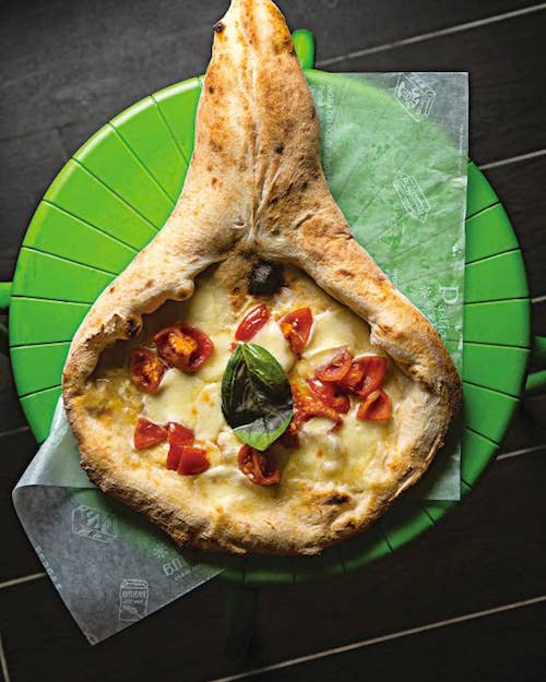 Pizza Rachetta (Racket-Shaped Pizza with Mushrooms and Tomatoes)