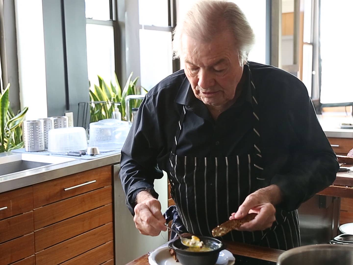 Let the Legendary Jacques Pépin Show You How to Make the Perfect Omelette