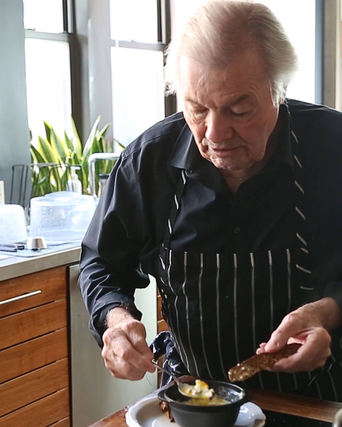 Let the Legendary Jacques Pépin Show You How to Make the Perfect Omelette