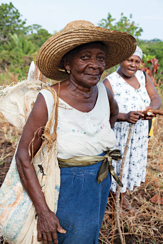 Women harvesting cassava in Ciriboya, Honduras
