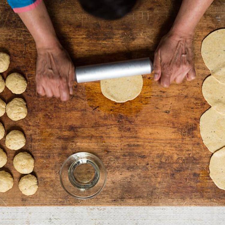 httpswww.saveur.comsitessaveur.comfilesimport20142014-08gallery-india-how-to-puri-rolling_750x750.jpg