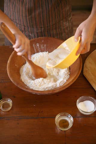 httpswww.saveur.comsitessaveur.comfilesimport2008images2008-10634-making_pizza_1-480.jpg