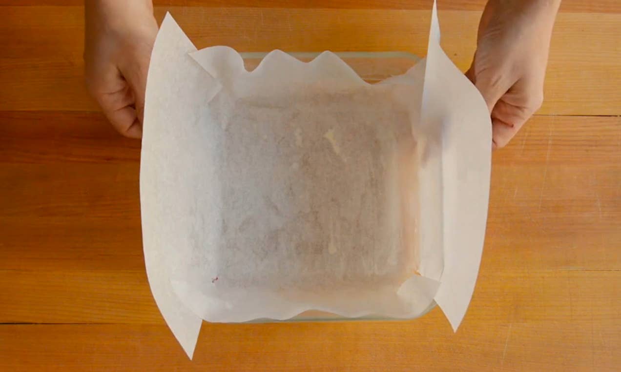 Video: How to Line a Square Cake Pan
