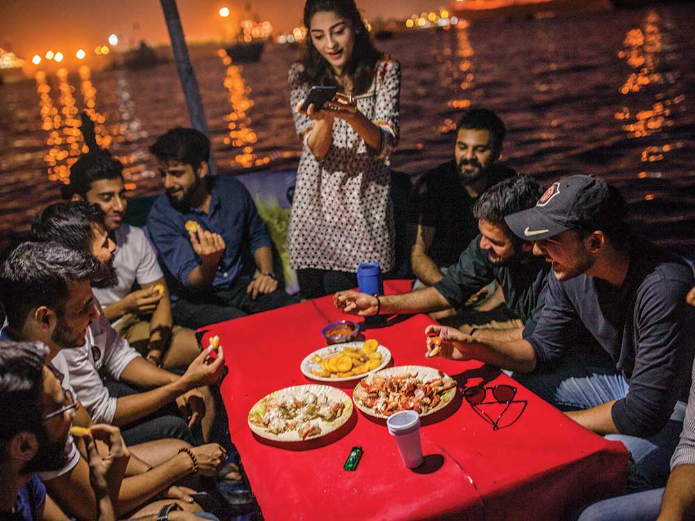 customers on crabbing dinner cruise