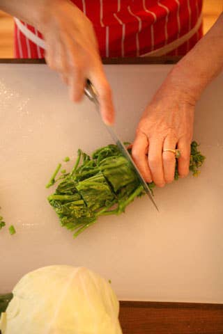 cutting broccoli rabe