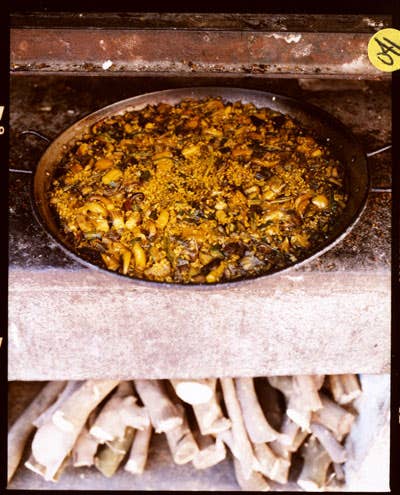 httpswww.saveur.comsitessaveur.comfilesimport2010images2010-127-SV85-Valencia-Mantandeto-Paella-400.jpg