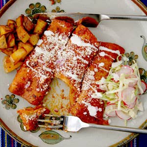 httpswww.saveur.comsitessaveur.comfilesimport2009images2009-06626-121_red_chile_enchiladas_300.jpg