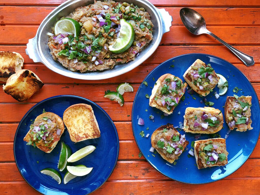 Spicy Mashed Vegetable Curry with Rolls (Pav Bhaji)