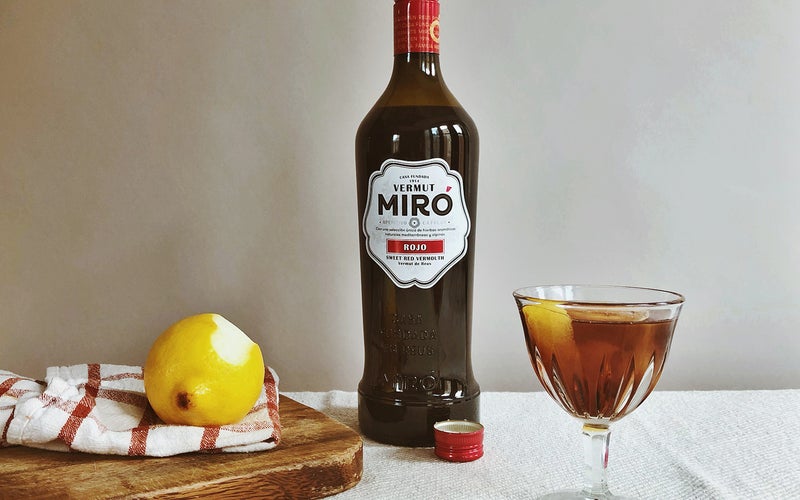 Miró Rojo Vermut de Reus on table with lemon