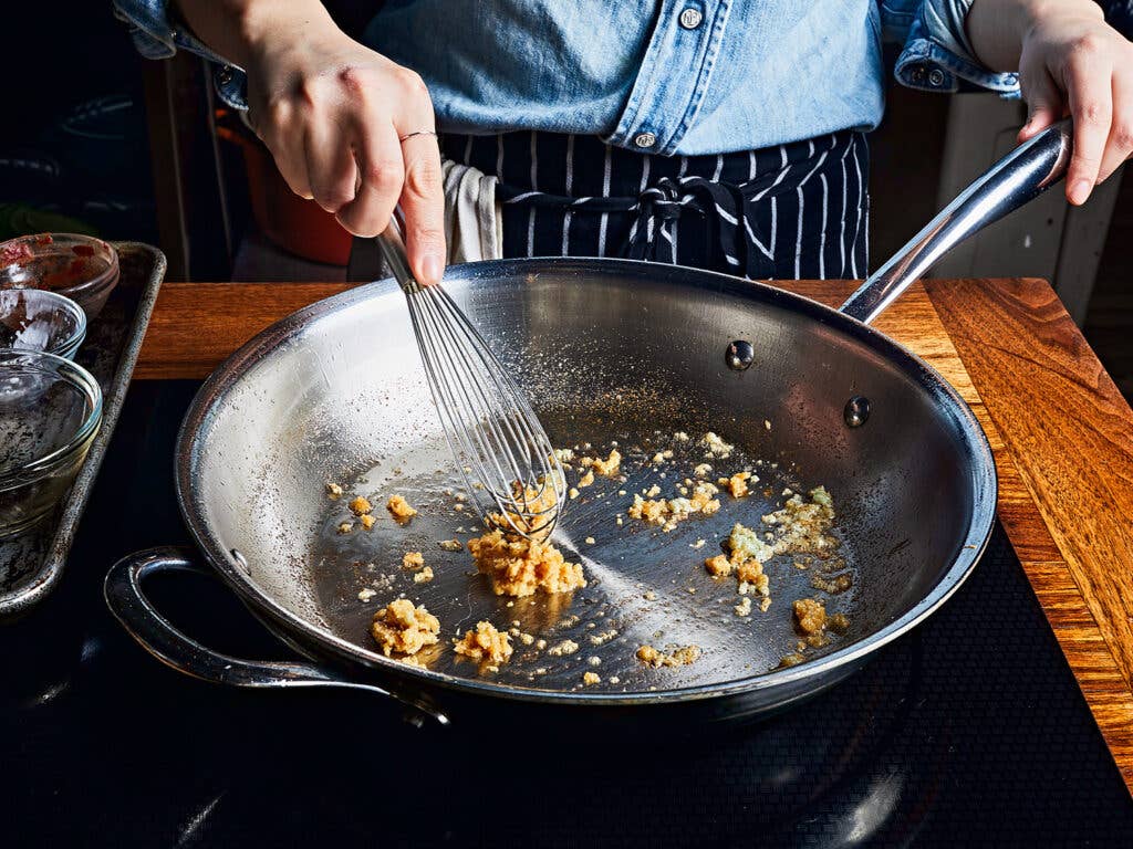 stir-frying garlic