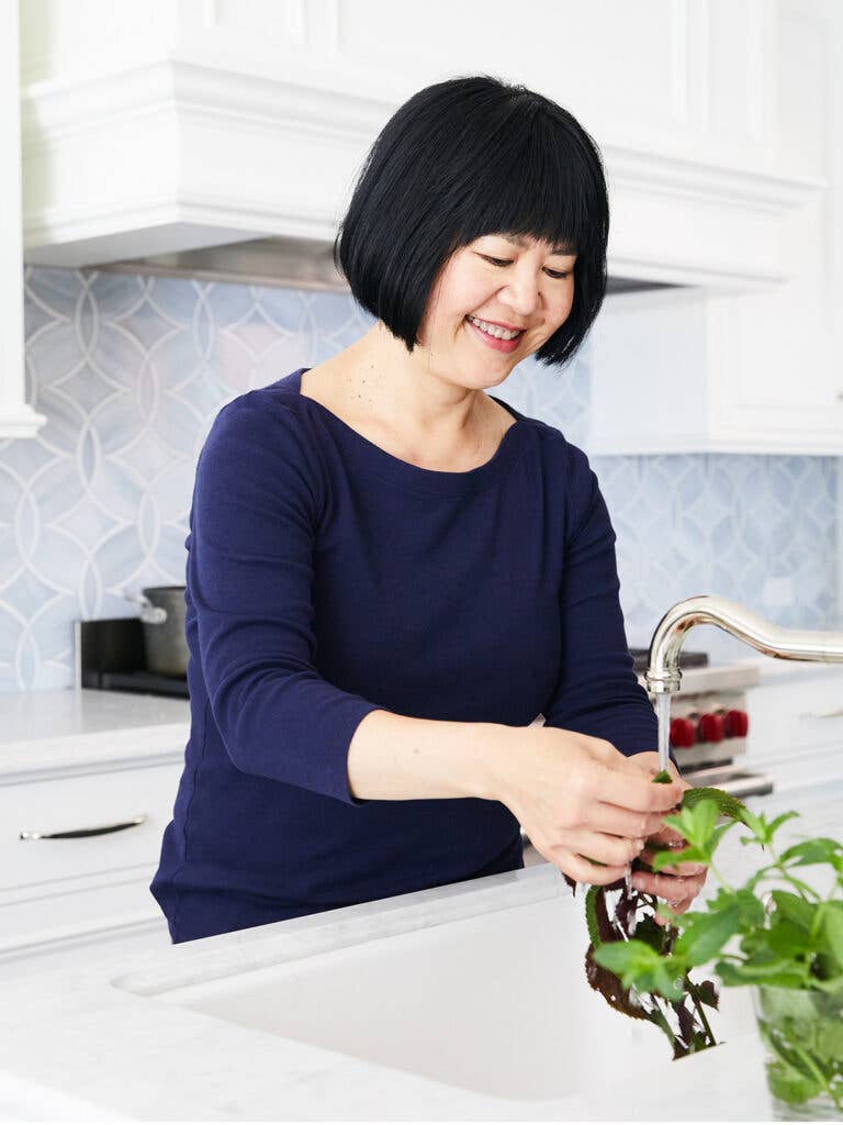 Andrea Nguyen washing greens in the sink