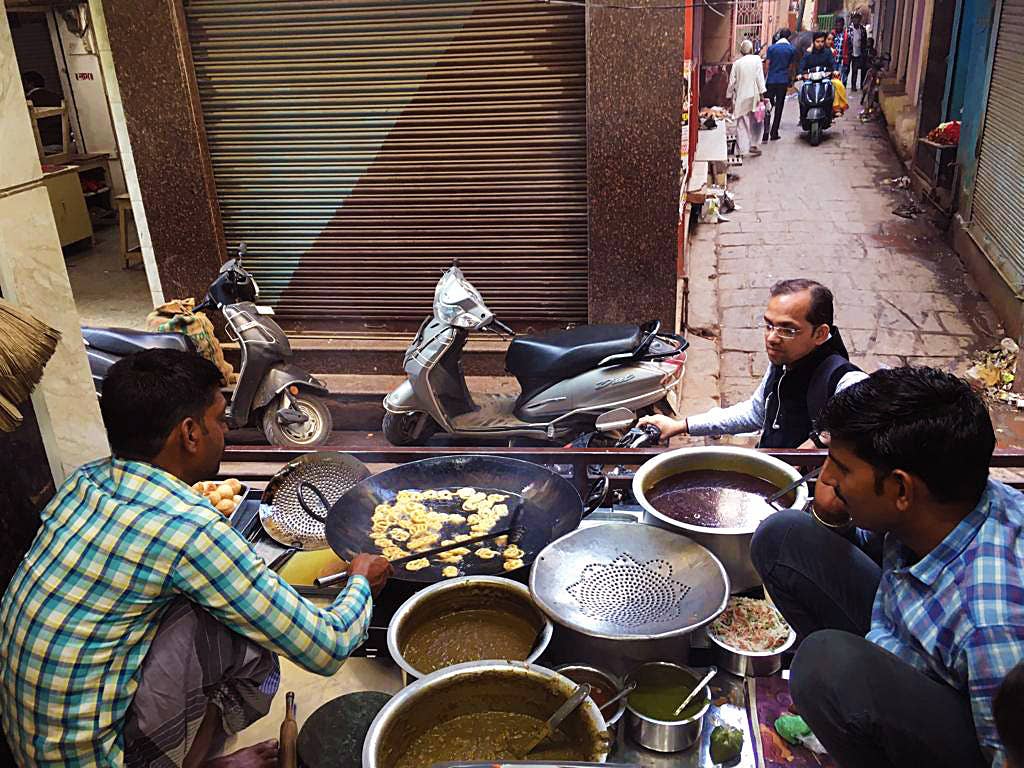 cook at Ram Bhandar monitoring jalebis