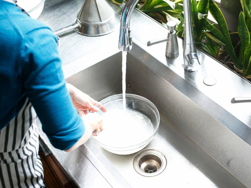 filling bowl with water and rice