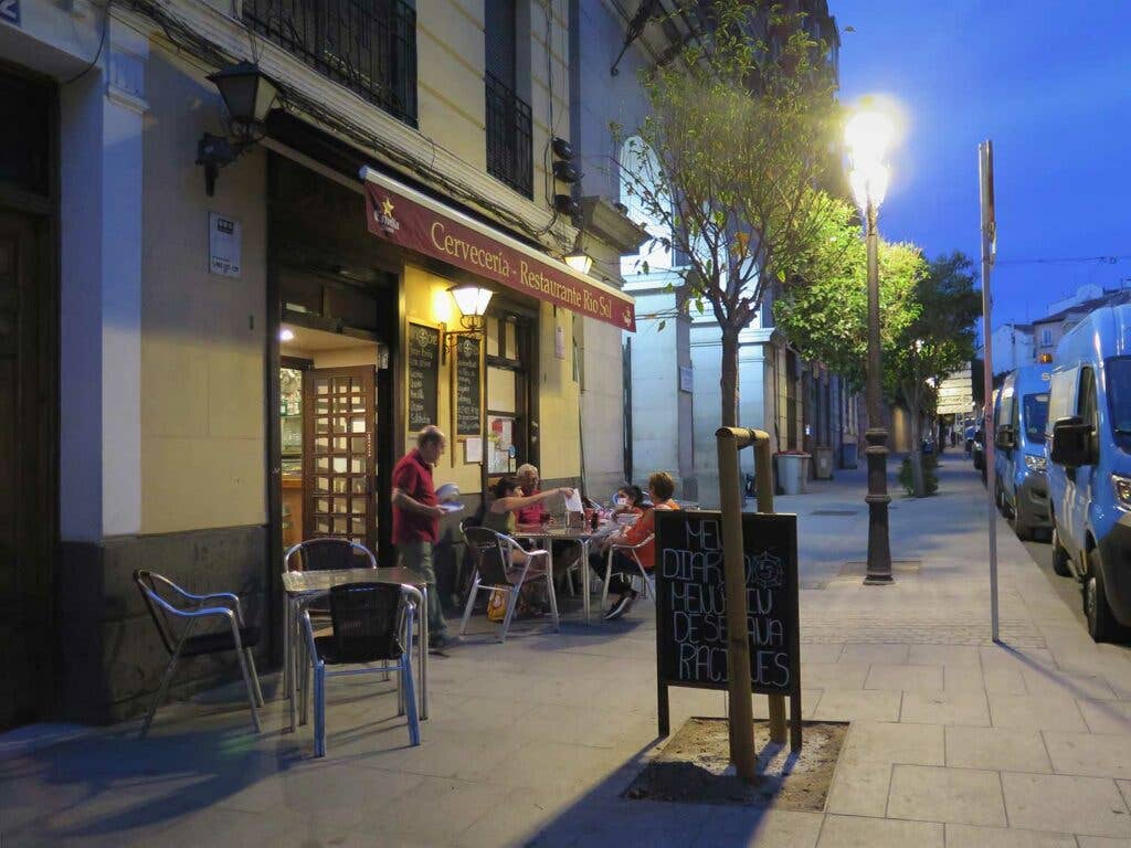 The tiny terrace of Cervecería Río Sol