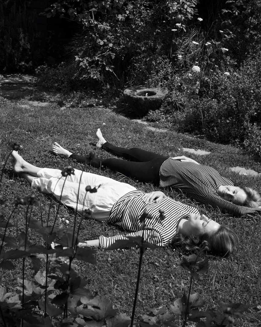 ‘A Simple Green Salad’: Fanny Singer’s Litmus Test for a Good Restaurant Fanny Singer relaxes in grass with mom Alice Waters at the family home in Berkeley, California.