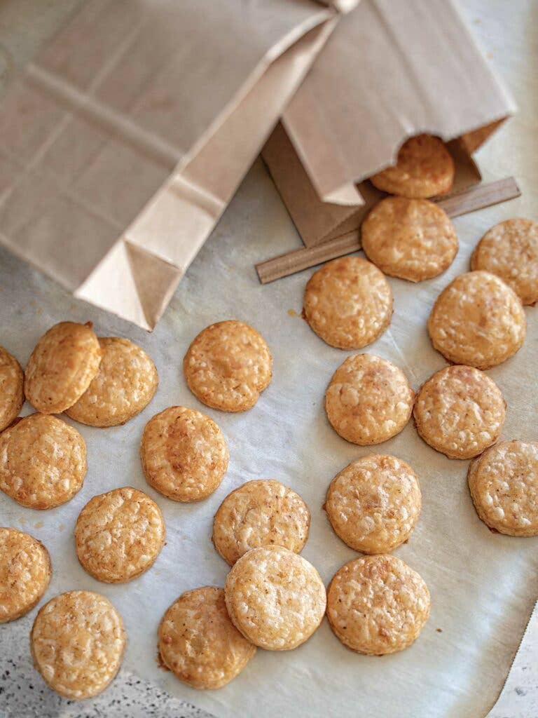 This recipe makes enough to fill two 33⁄8 by 73⁄4-inch tin-tie kraft paper bags ($14.99 for 100; papermart.com). with about 60 crackers each. hold about 60 crackers. Don't worry if that sounds like a lot— giftees will be grateful.