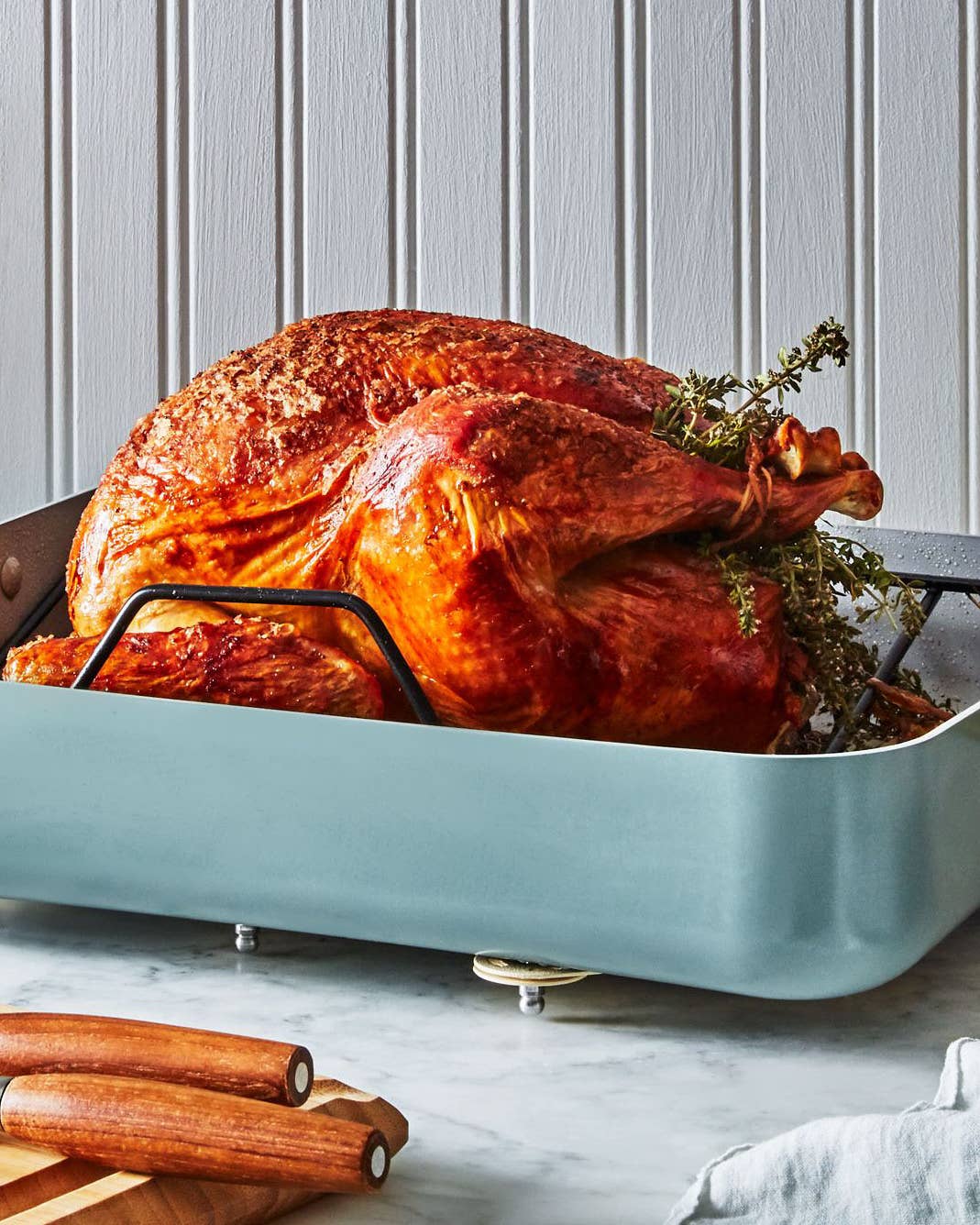 Turkey in a blue roasting pan