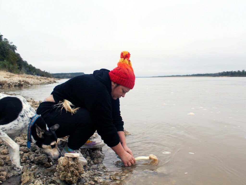 Mandarina washing leeks in Rio Parana