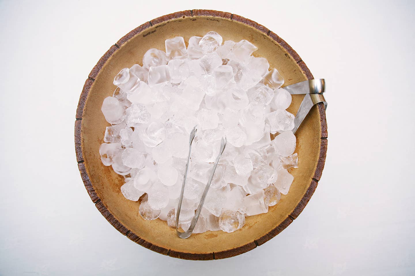 https://www.saveur.com/uploads/2021/07/30/best-ice-makers-saveur.jpg?auto=webp&auto=webp&optimize=high&quality=70&width=1440