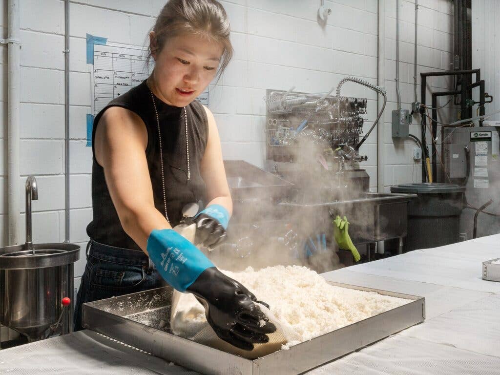 Fluffing steamed rice before fermentation for makgeolli