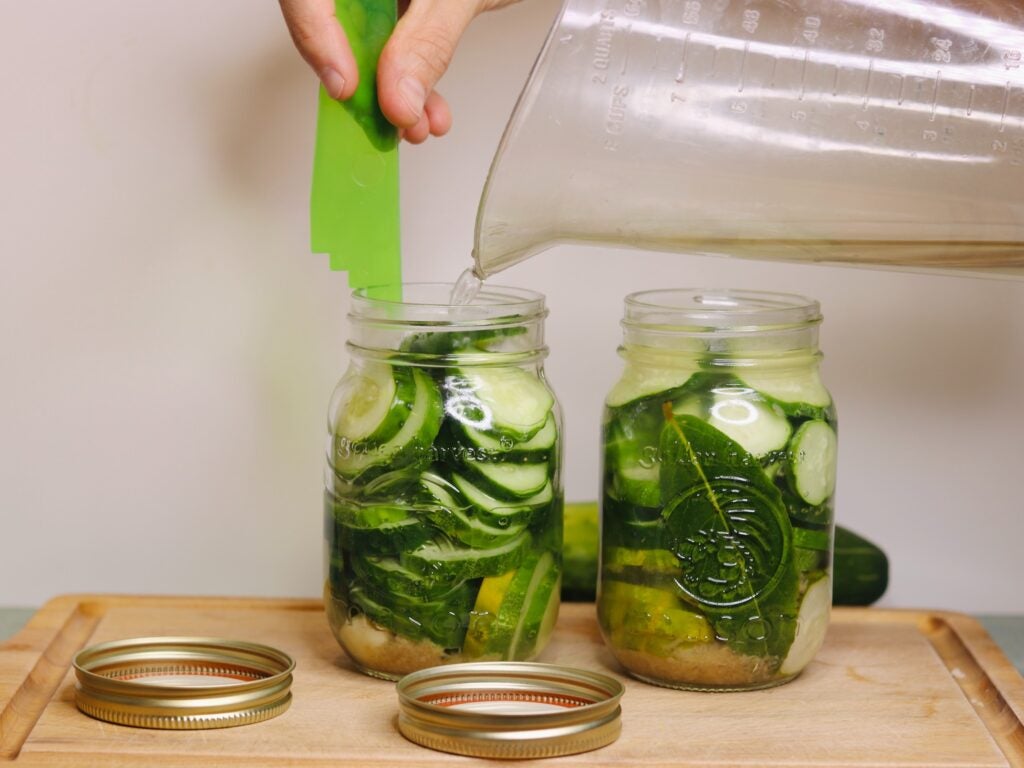 Packing Jars Raw Method for Canning