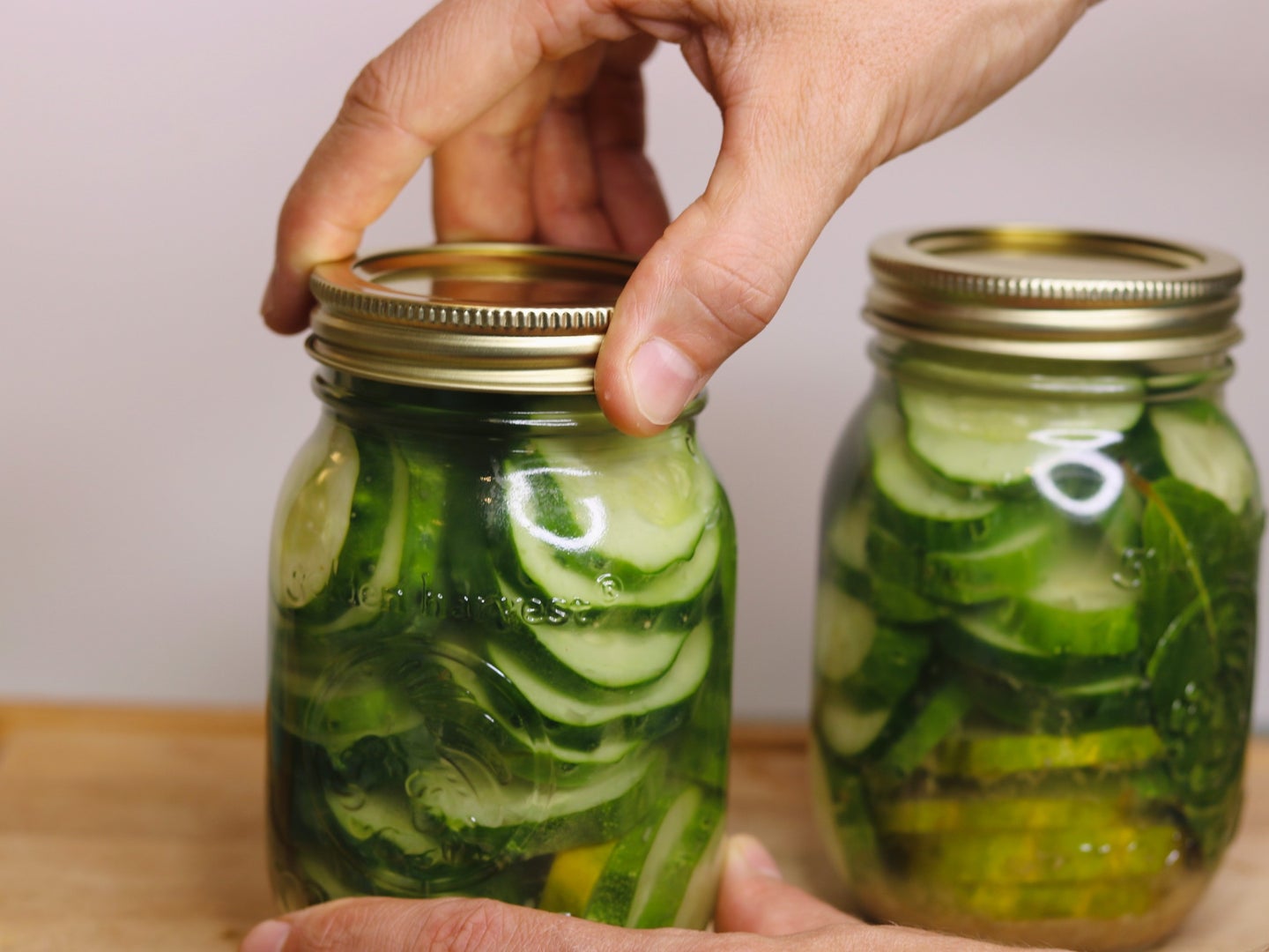 Sealing the lids of canned vegetables