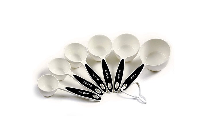 https://www.saveur.com/uploads/2021/11/02/best-measuring-cups-grip-norco-grip-ez-set-saveur.jpg?auto=webp