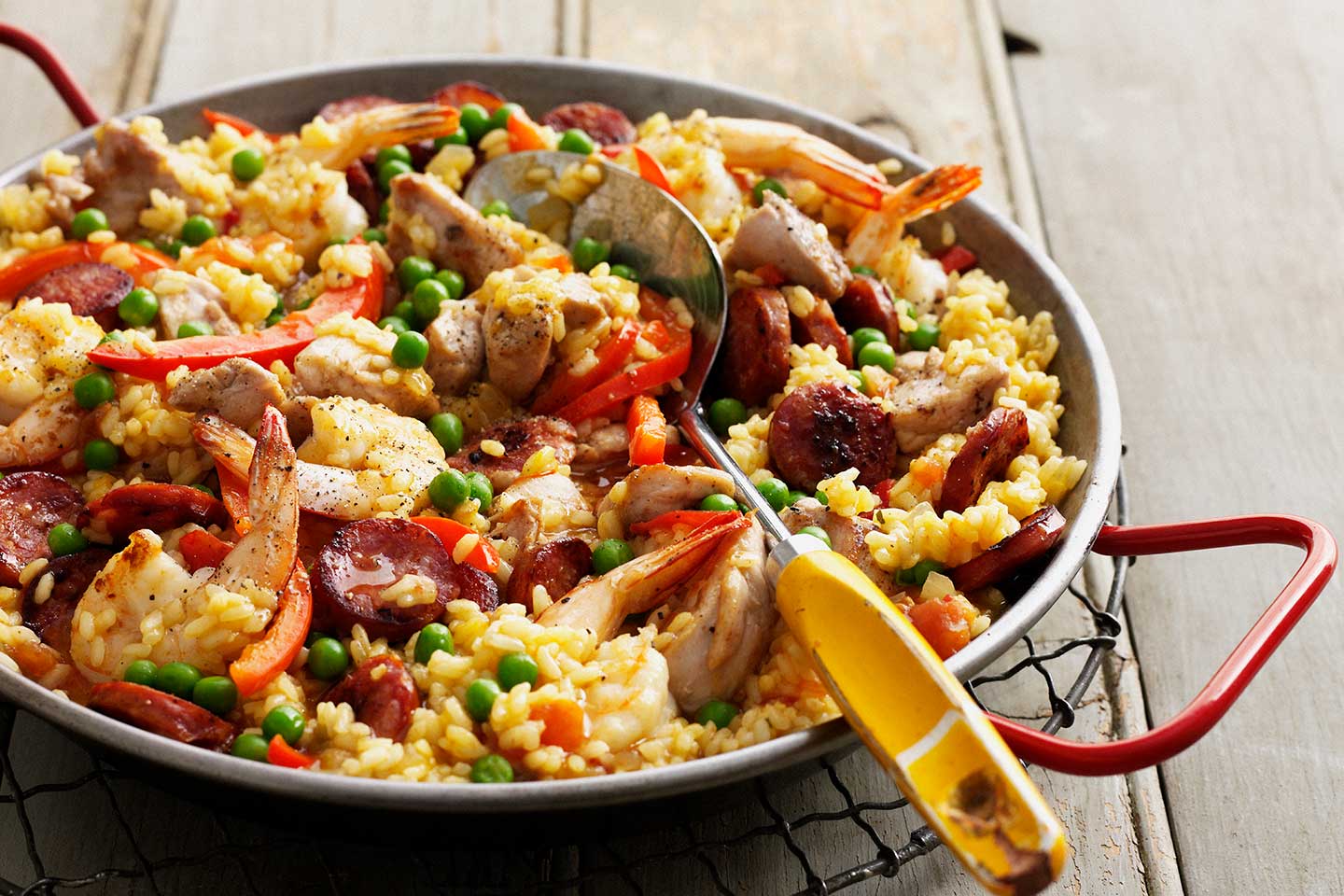 https://www.saveur.com/uploads/2021/12/02/best-paella-pans-saveur.jpg?auto=webp