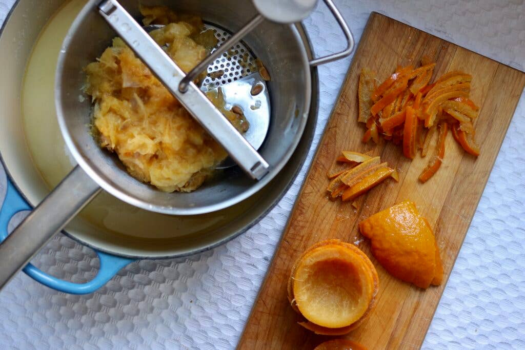 Processing cooked citrus for homemade marmalade
