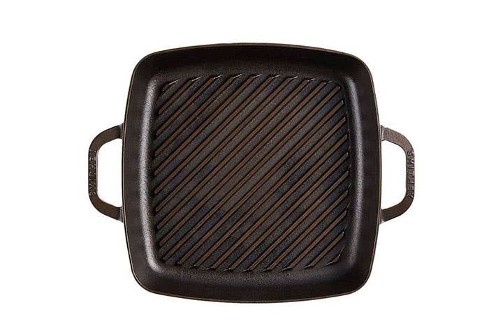 https://www.saveur.com/uploads/2022/06/02/best-grill-pans-Smithey-No.-12-Grill-Pan-saveur.jpg?auto=webp&auto=webp&optimize=high&quality=70&width=1440