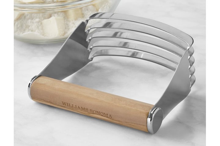 https://www.saveur.com/uploads/2022/08/09/best-pastry-blenders-williams-sonoma-olivewood-pastry-blender-saveur.jpg?auto=webp