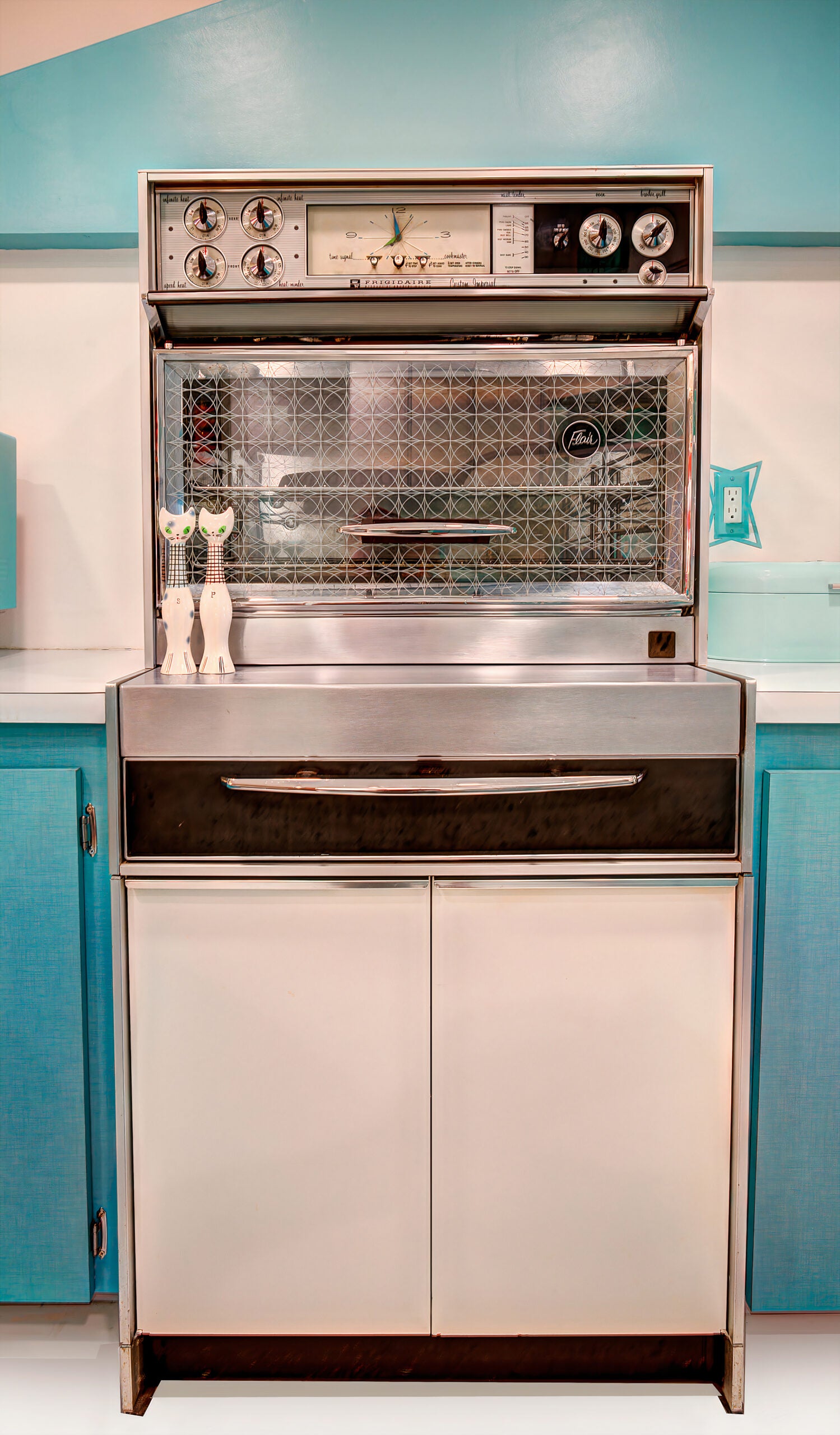 The Marvelous Reappearing Act of the 1960s Frigidaire Flair Stove
