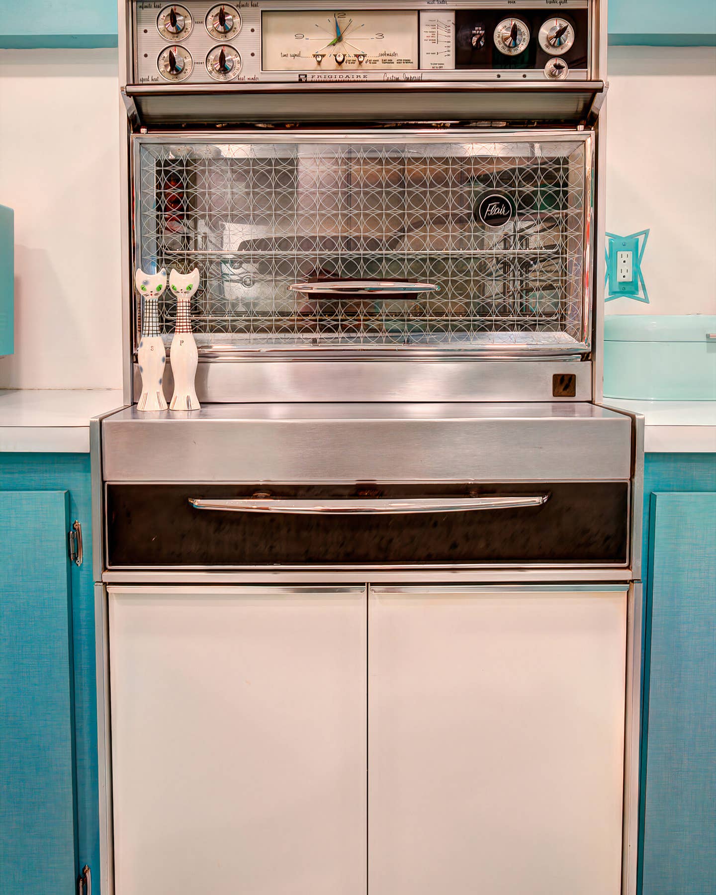 The Marvelous Reappearing Act of the 1960s Frigidaire Flair Stovetop