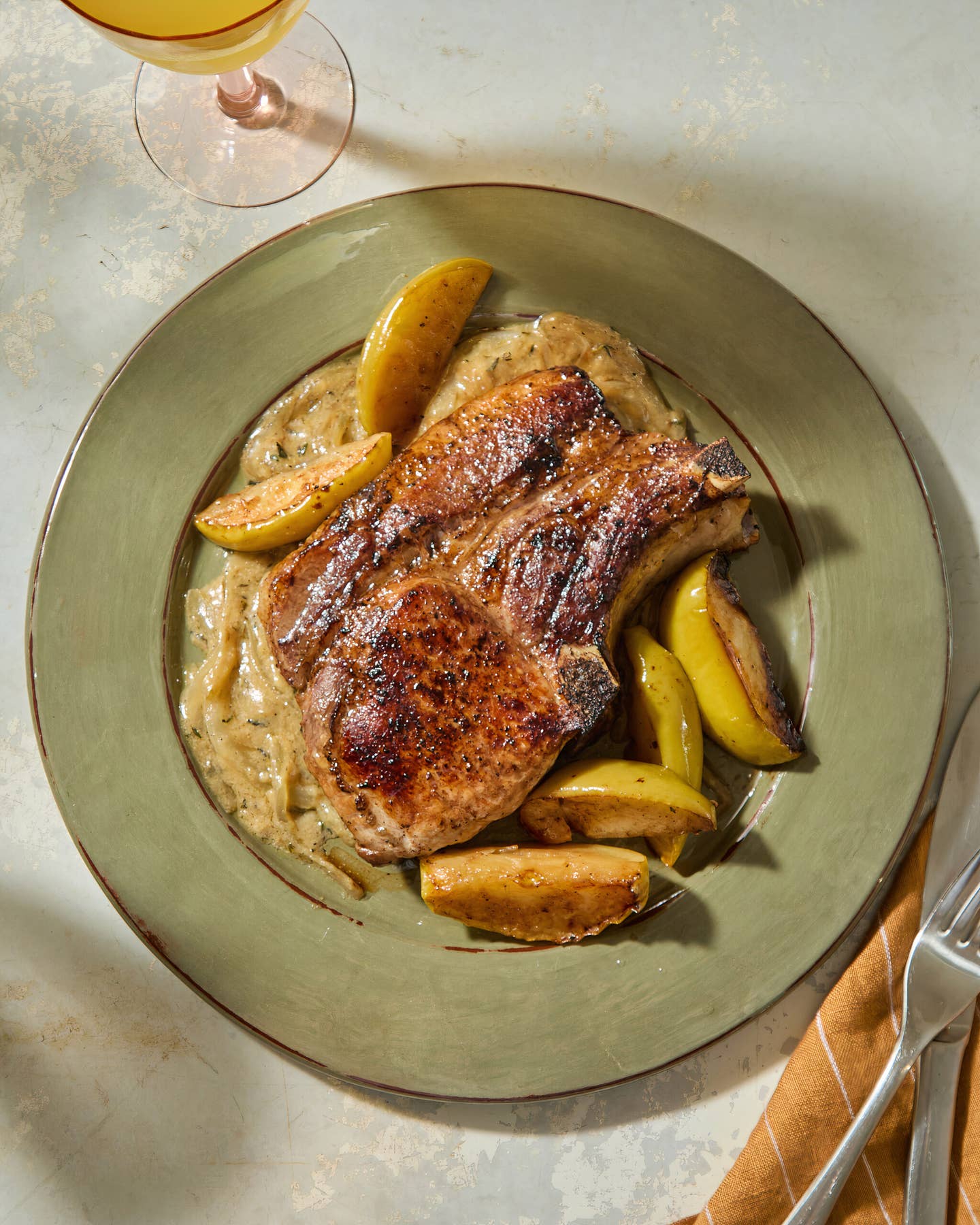 Keptuvėje keptas kiaulienos gabalėlis su obuoliais ir garstyčių-svogūnų padažu