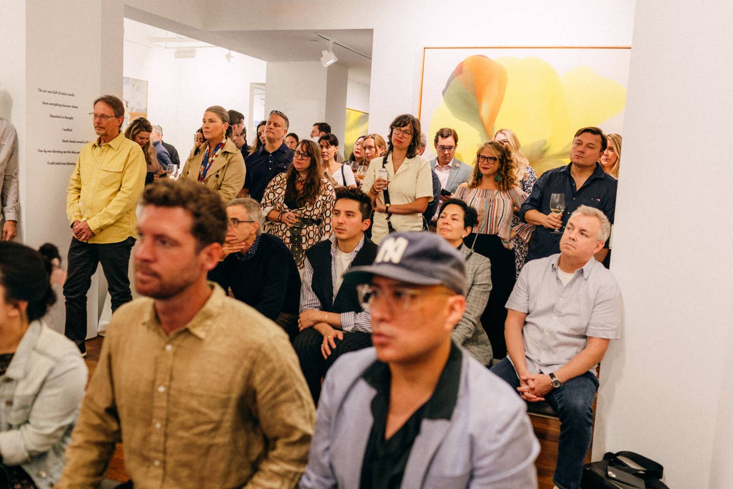 Vakarėlio svečiai įsitaiso į vakaro panelinę diskusiją.