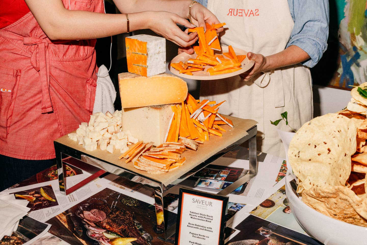 Sūrio išdėstymas ant pristatymo vakarėlio ganyklų stalo.