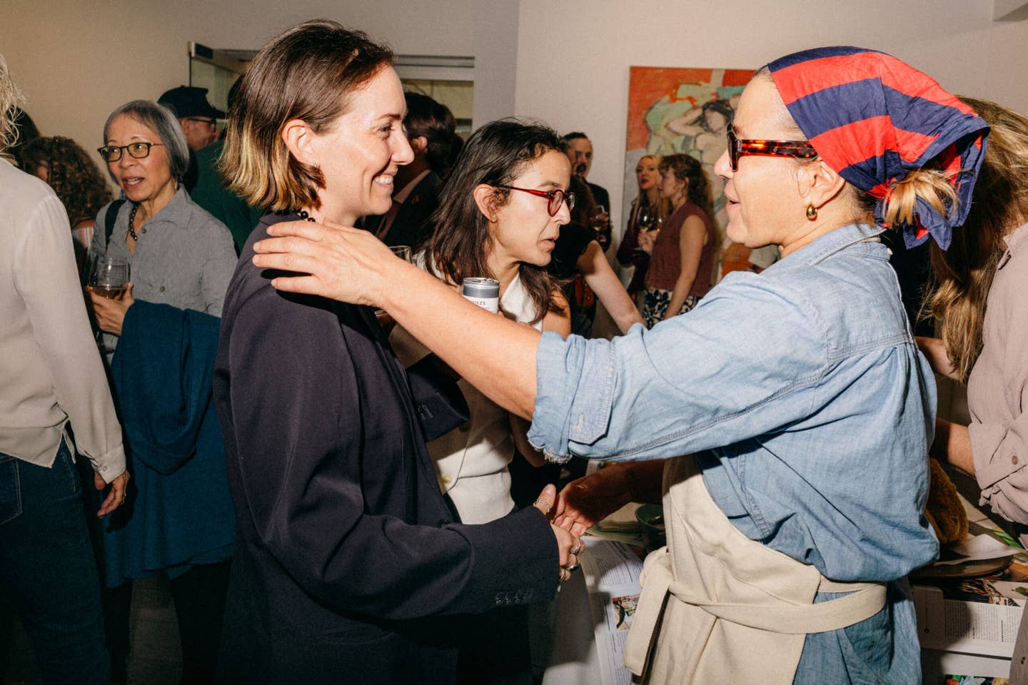 Šefė Camille Becerra pasitinka svečius prie stalo.