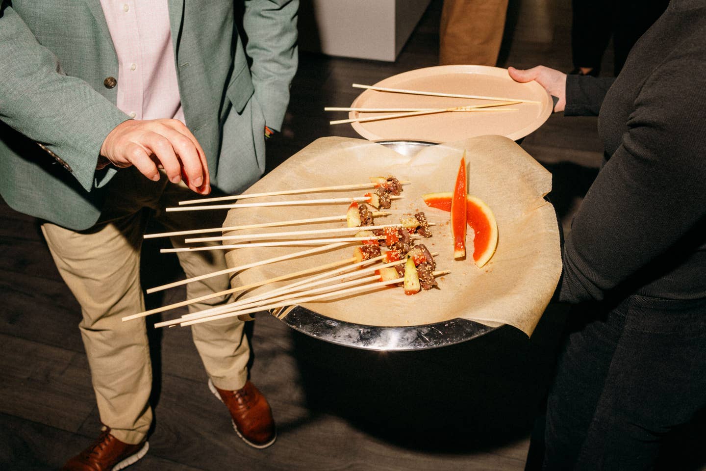 Jakitori stiliaus ančių širdelės su marinuota arbūzo žievele.