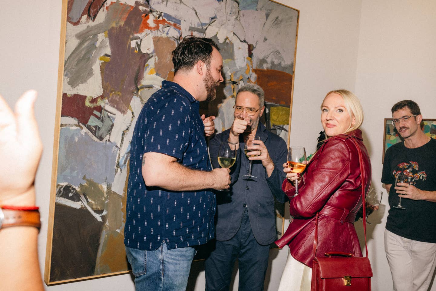 SAVEUR pristatymo vakarėlio svečiai šnekučiuojasi prie vyno taurių Chelsea Hollis Taggert galerijoje.