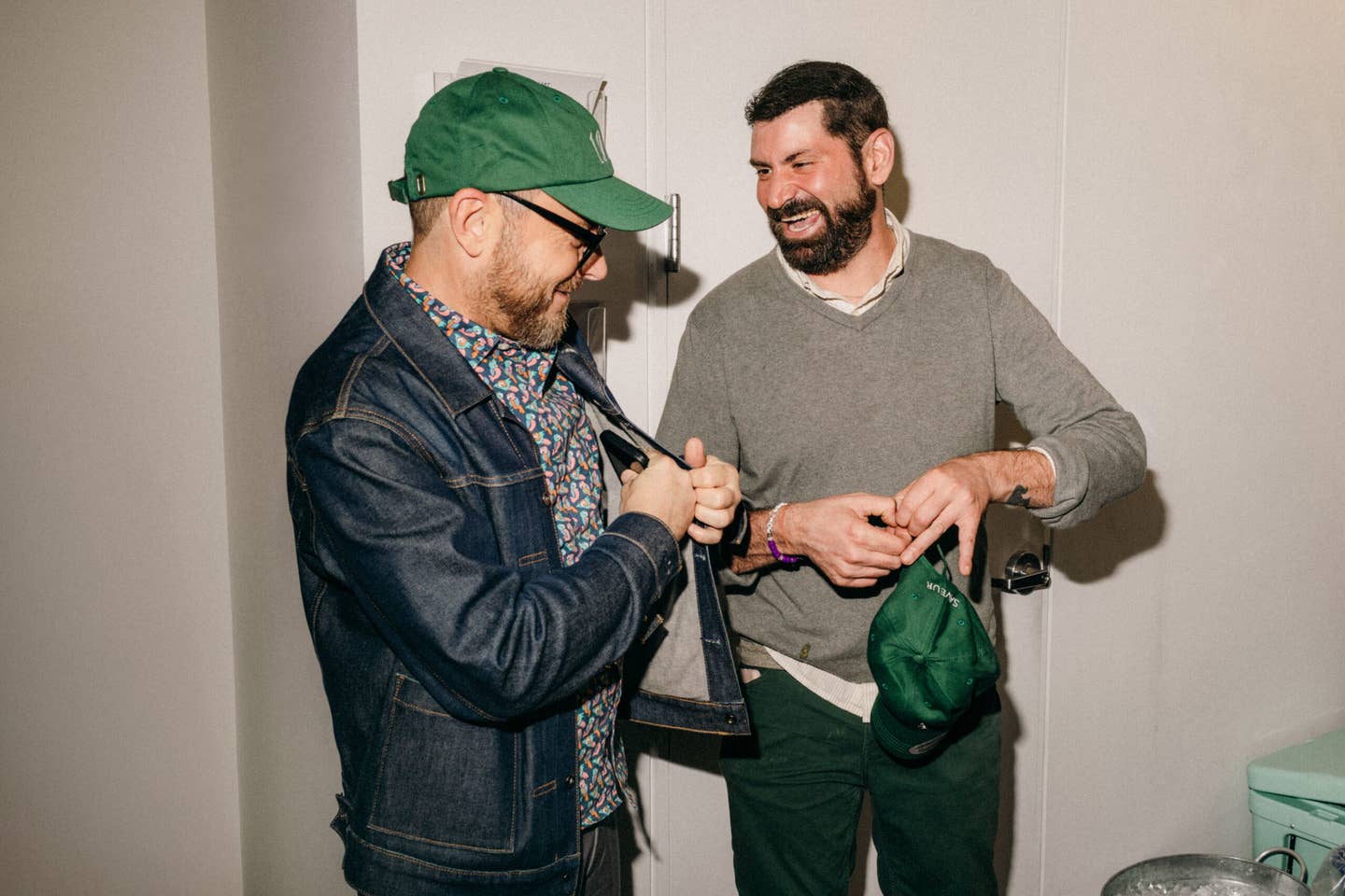 Michael Angelo Graziano išbando naujas SAVEUR skrybėles su Peace, Love & amp; Tešlos bendrasavininkis Joey Stallingsas.