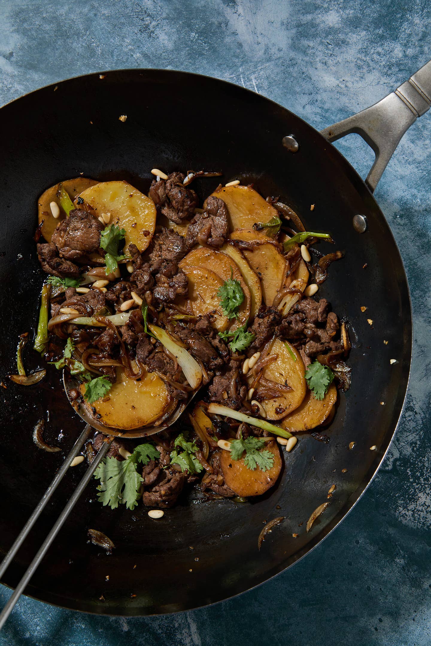 Tingly Lamb Stir-Fry su bulvėmis ir pušies riešutais