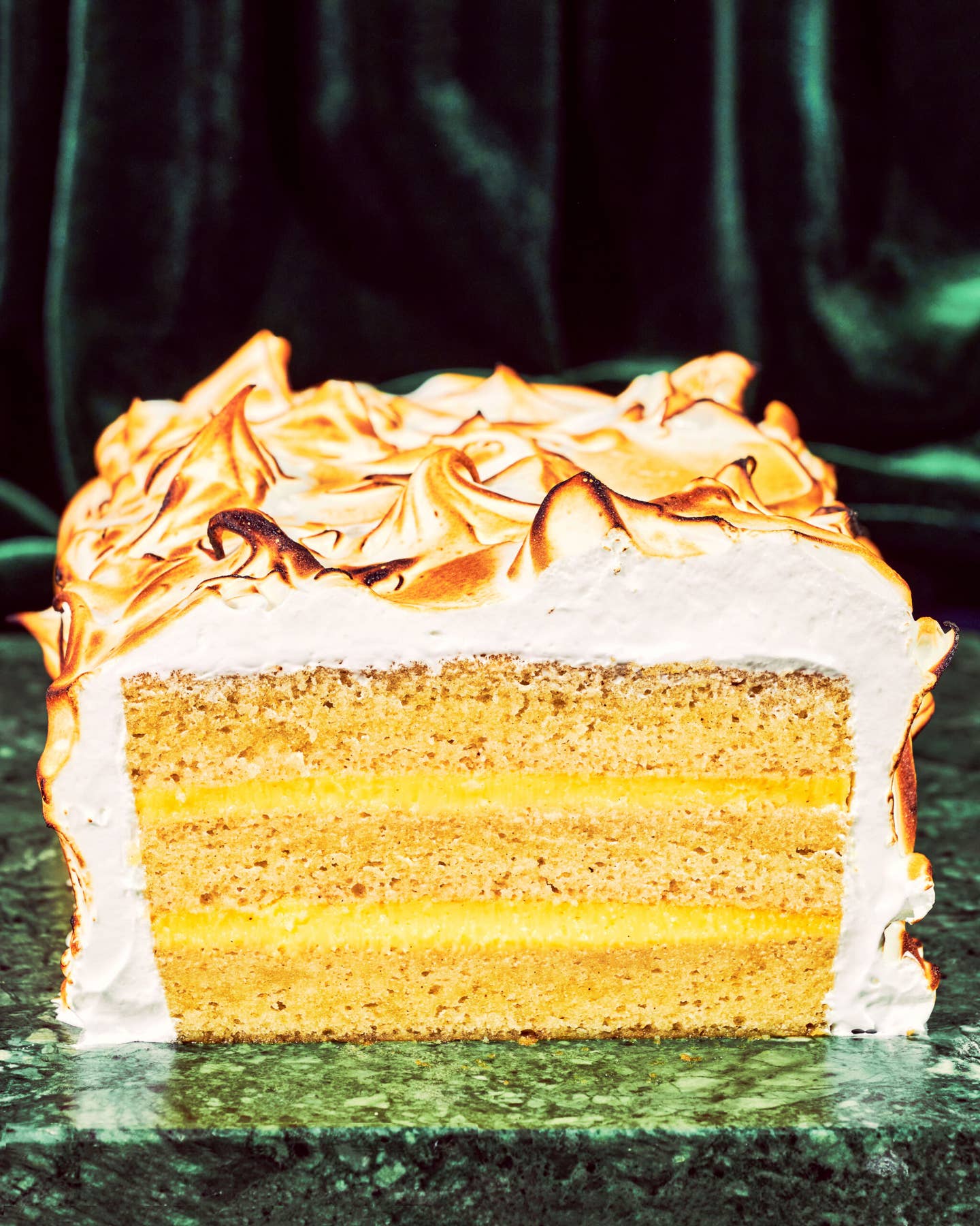 Kiaušinio sluoksnio pyragas su skrudintu meringue