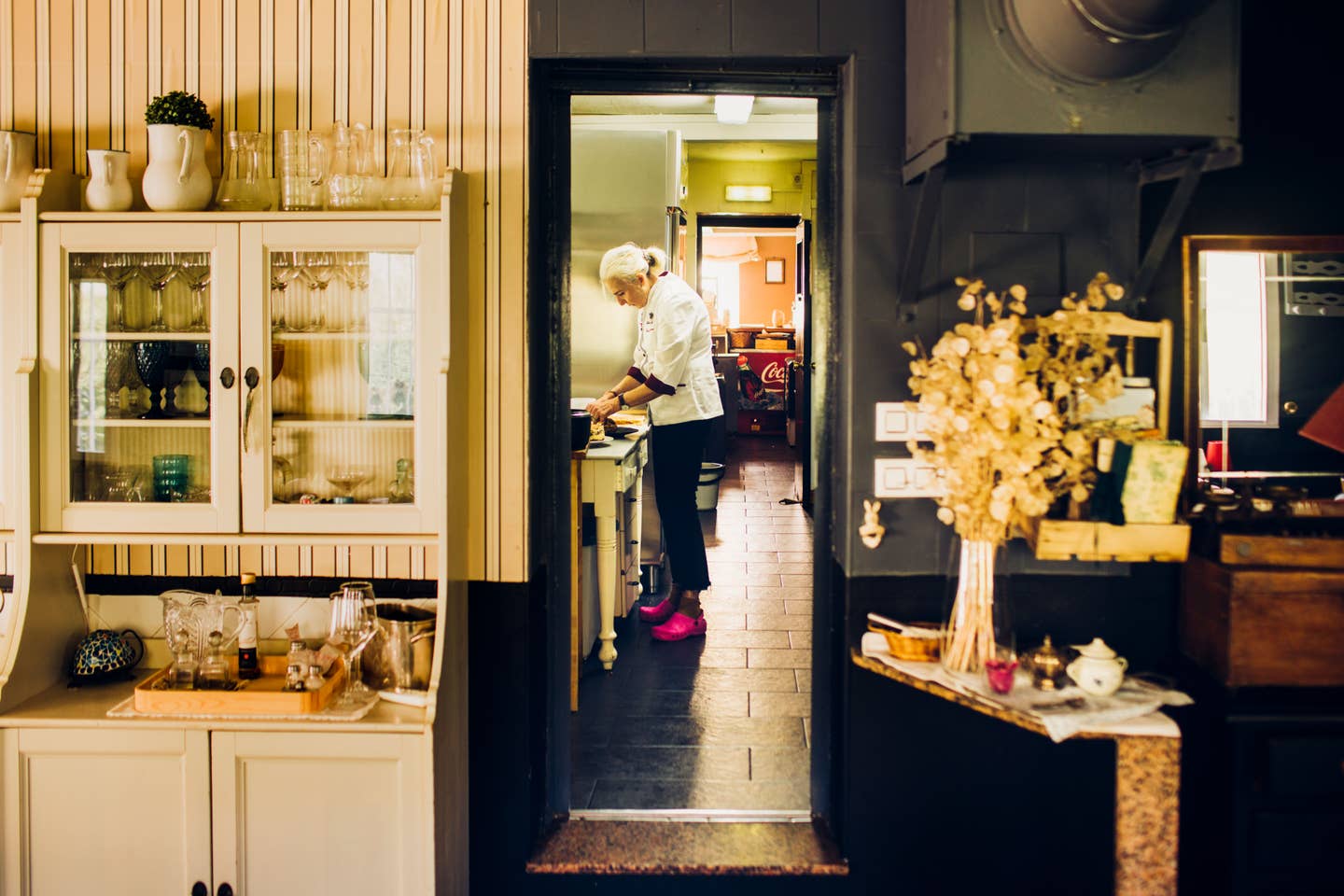 Teresa Camacho Bar Camacho virtuvėje.