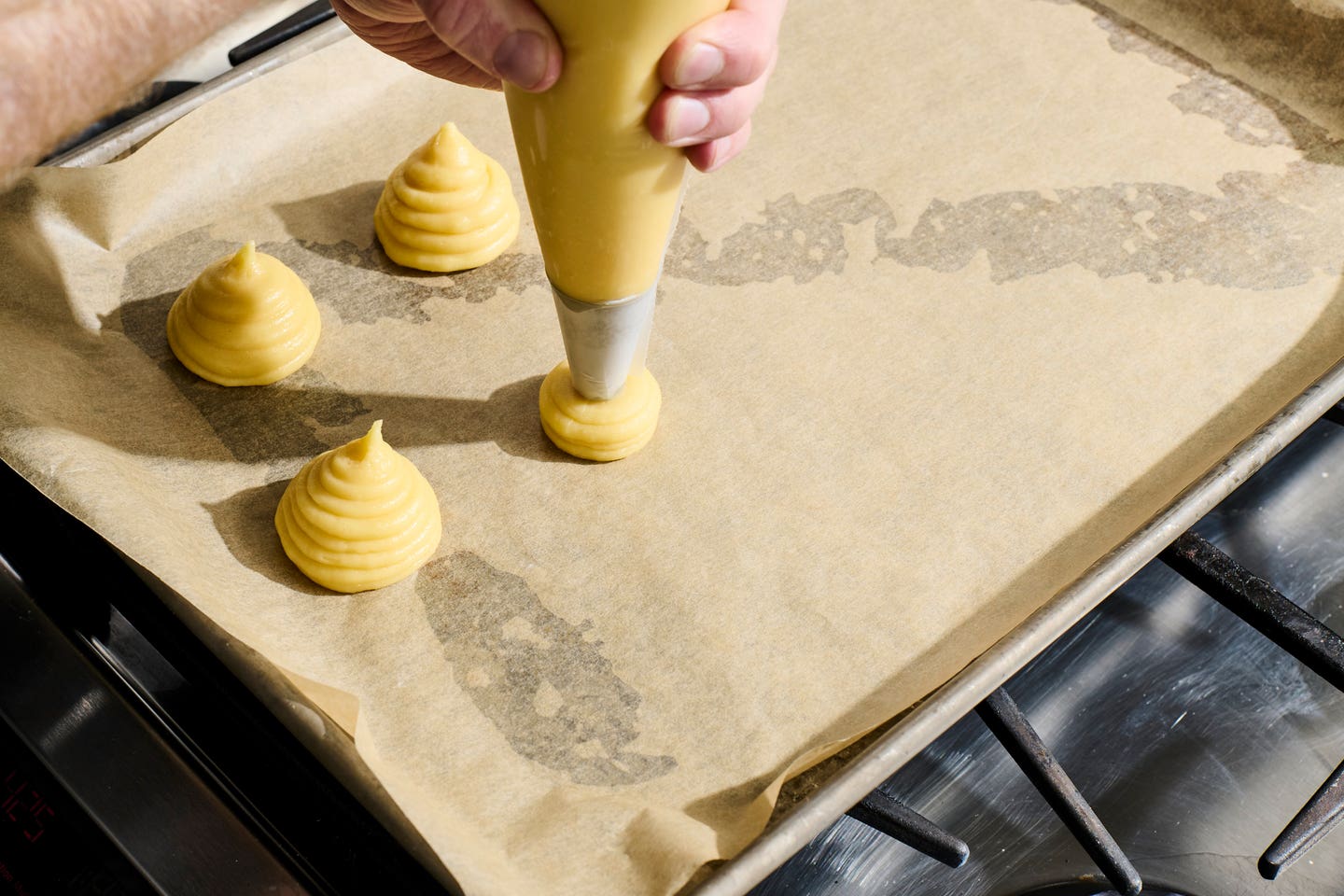 Pipe the dough Pipe the dough